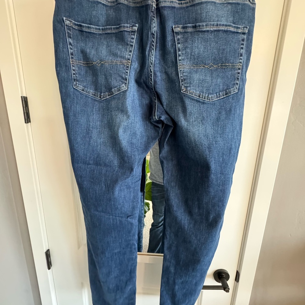 Lucky brand 
Athletic straight 
38/34 - Picture 7 of 7
